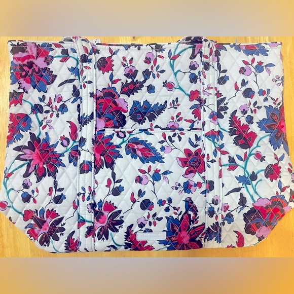 Outlet Vera Bradley tote bag, Vineyard Floral. NWT, in original packaging - Picture 2 of 3